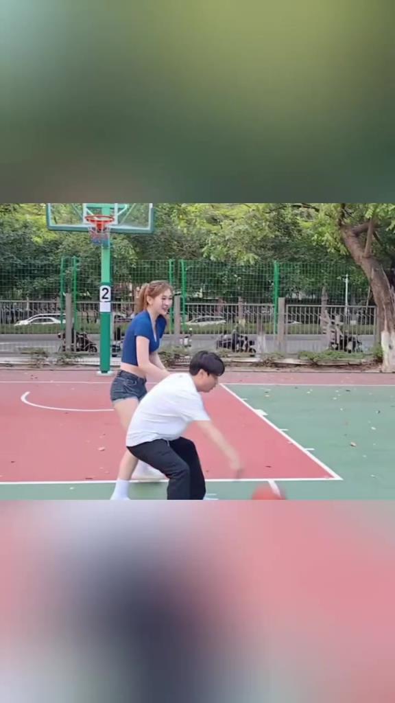 集夢(mèng)會(huì)長背打一米8的女生，這是真打球啊！