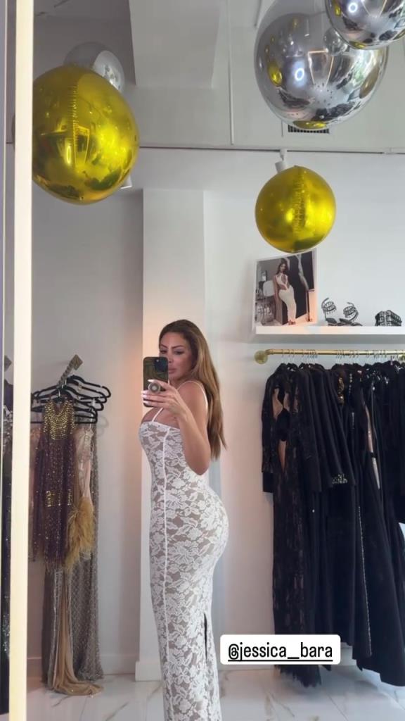 徐娘半老！皮蓬前妻穿吊帶裙自拍，這身材也太炸裂了！