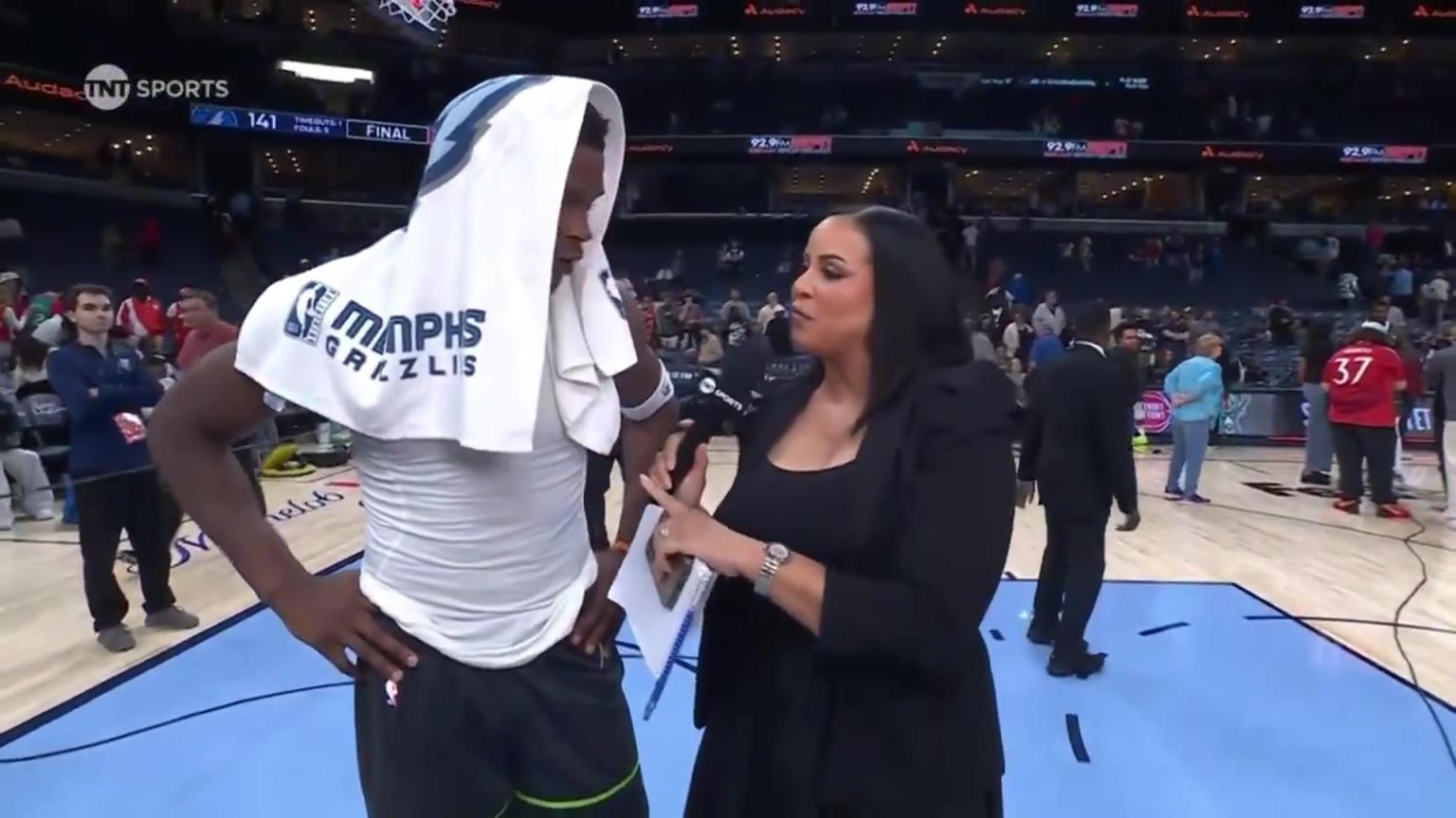 華子賽后接受一位豐滿女記者的采訪！