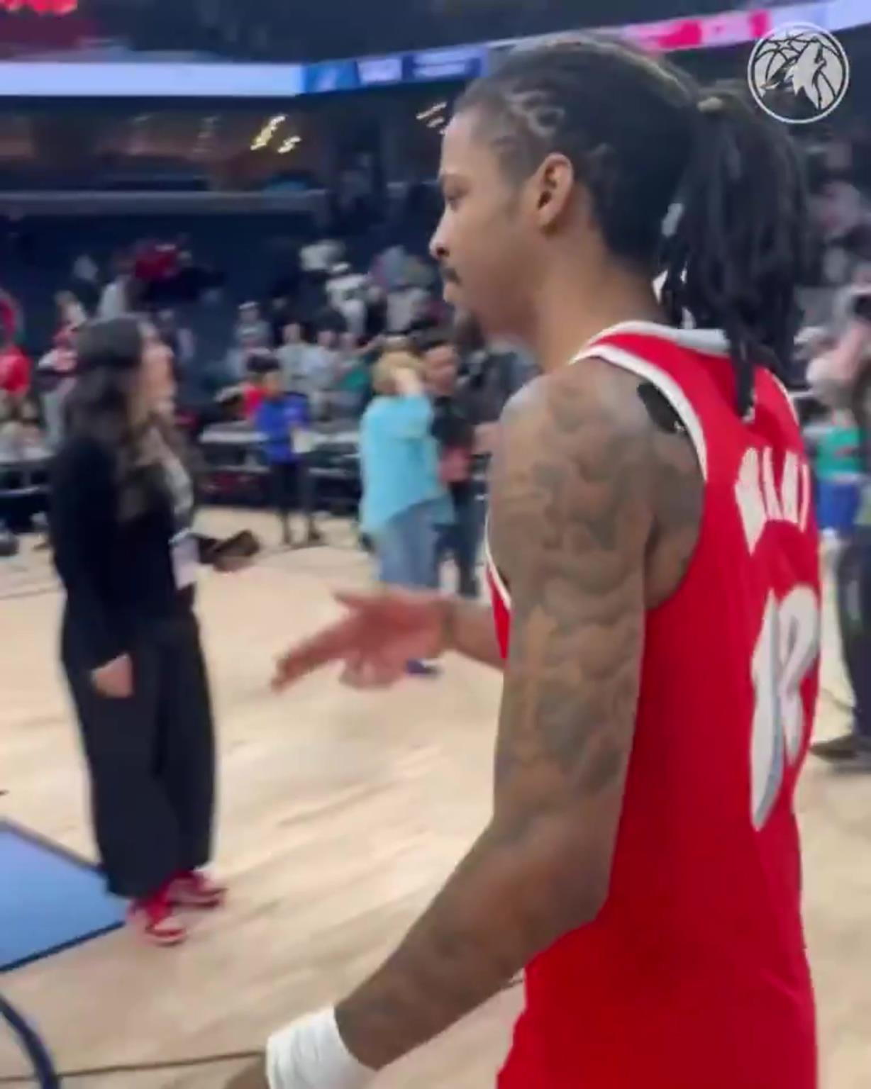 笑死！莫蘭特賽后與華子握手，竟然也是比出“手槍”的手勢