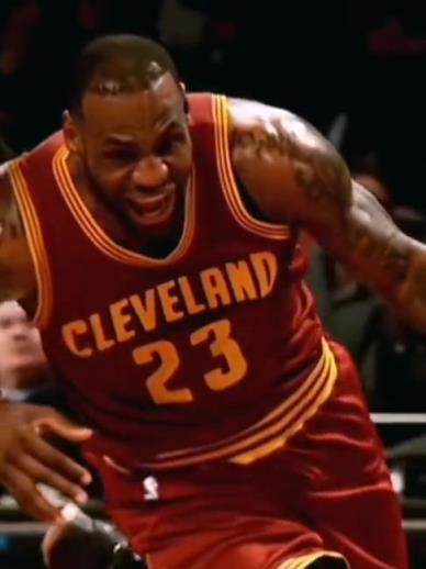 老詹這恐怖的大體格，完美詮釋什么叫“人型坦克”！