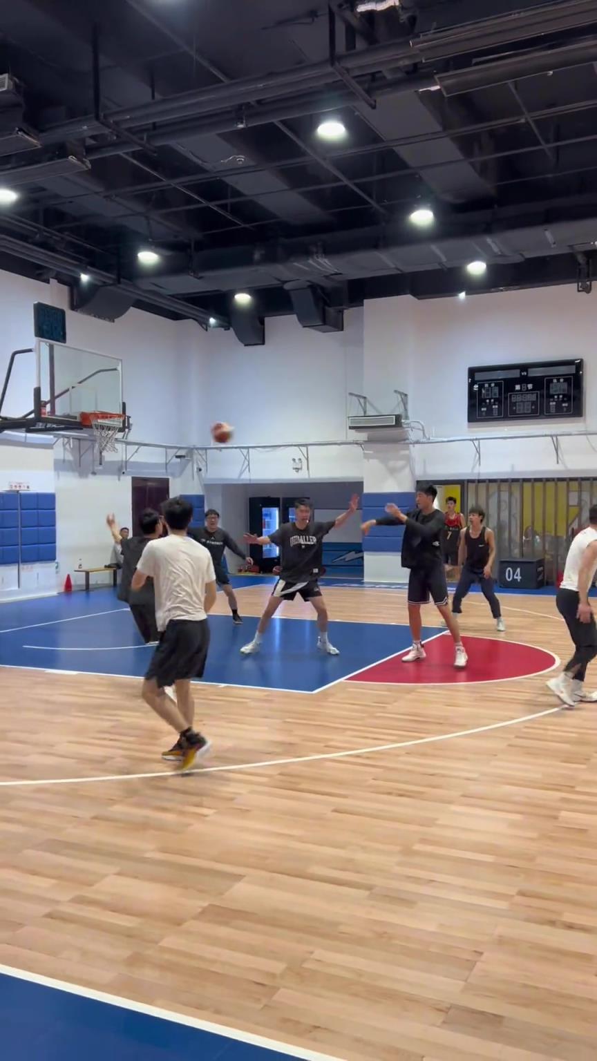 對(duì)手回家后：老婆，我今天在野球場(chǎng)匹配到巔峰馬刺隊(duì)了！