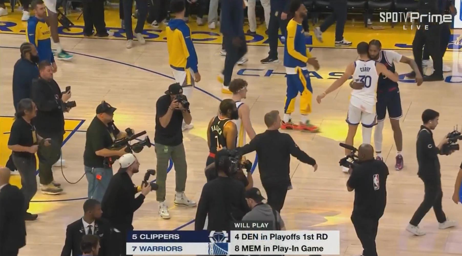 加時(shí)賽12分無(wú)解表現(xiàn)率隊(duì)獲勝！哈登賽后臉上笑容藏不住呀