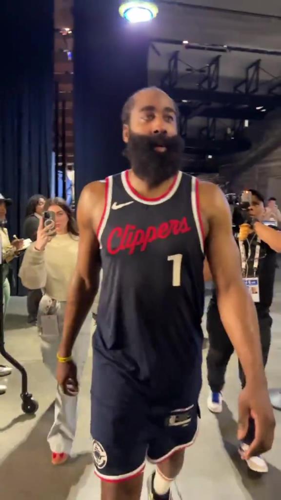 爆砍39分！哈登賽后走入球員通道氣喘吁吁：今天是場(chǎng)艱苦的戰(zhàn)斗