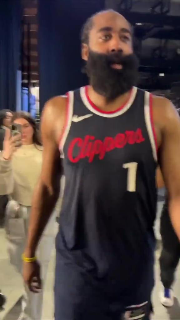 贏了！哈登賽后走回更衣室在球員通道和工作人員一一擊掌慶祝