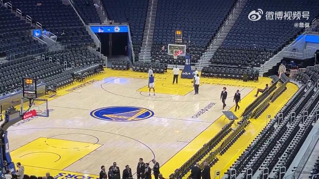 今天沒有得到出場(chǎng)機(jī)會(huì)！庫明加賽后還留在場(chǎng)地練習(xí)投籃