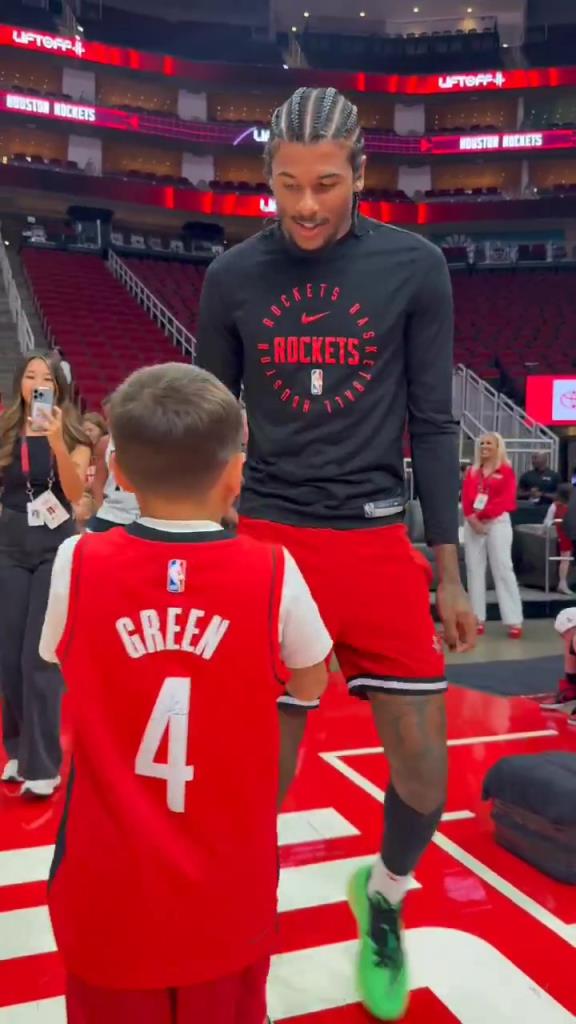 暖心偶像！小球迷賽前得到杰倫格林親簽球鞋球衣