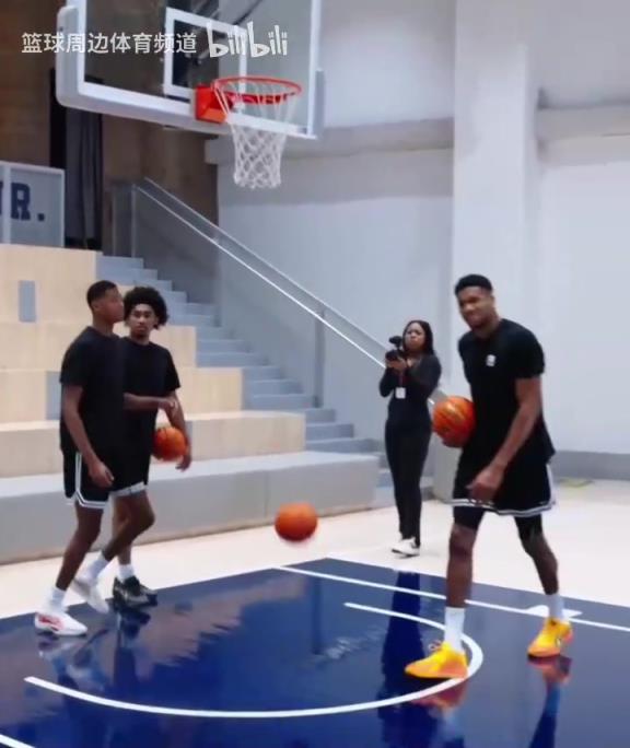 別人能學(xué)得來嗎？名場(chǎng)面：字母哥指導(dǎo)小球員籃下腳步！