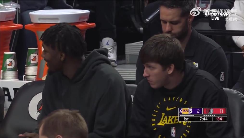 鎖定西部第三愜意得很！里夫斯輪休在板凳席上吃東西被抓拍到了