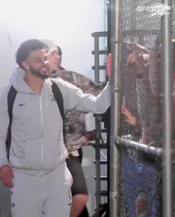 68勝歷史第五傲人戰(zhàn)績(jī)！雷霆全員回到OKC，當(dāng)?shù)厍蛎詿崆榻訖C(jī)