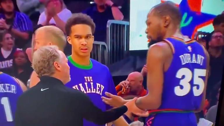 下課導(dǎo)火索？主帥布登此前抓住KD手臂要說什么，被一把甩開！