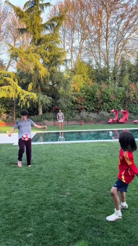 馬塞洛和兒子隔水相傳！大兒子腳法有點(diǎn)東西的！