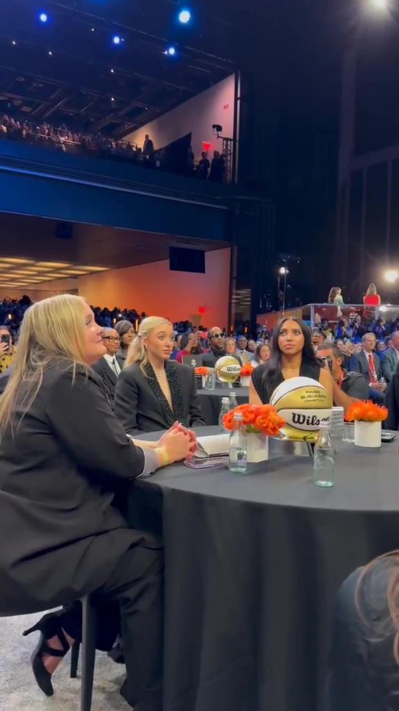 今天這穿搭，差點(diǎn)沒(méi)認(rèn)出來(lái)！佩奇-布克斯當(dāng)選WNBA狀元后十分淡定