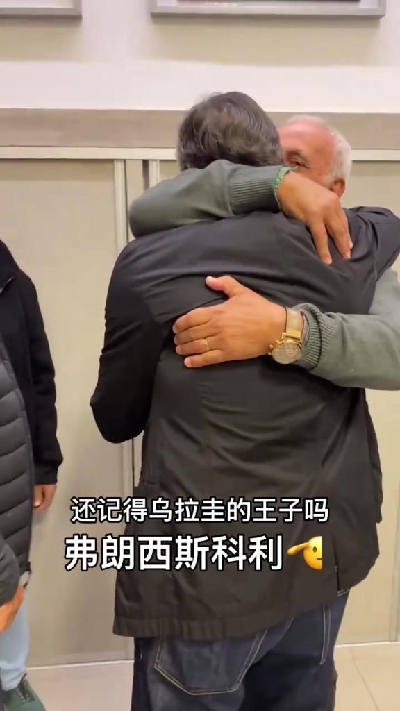 如果說梅西的偶像是艾馬爾那這位大哥則是齊達(dá)內(nèi)的偶像