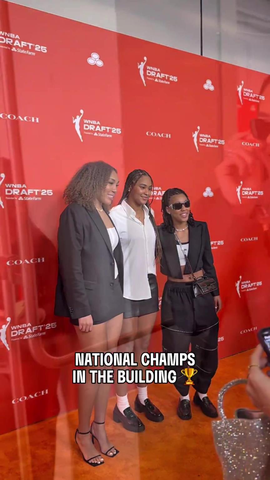 吧友們有喜歡的嗎？WNBA選秀大會(huì)上，到處都有靚麗的風(fēng)景線