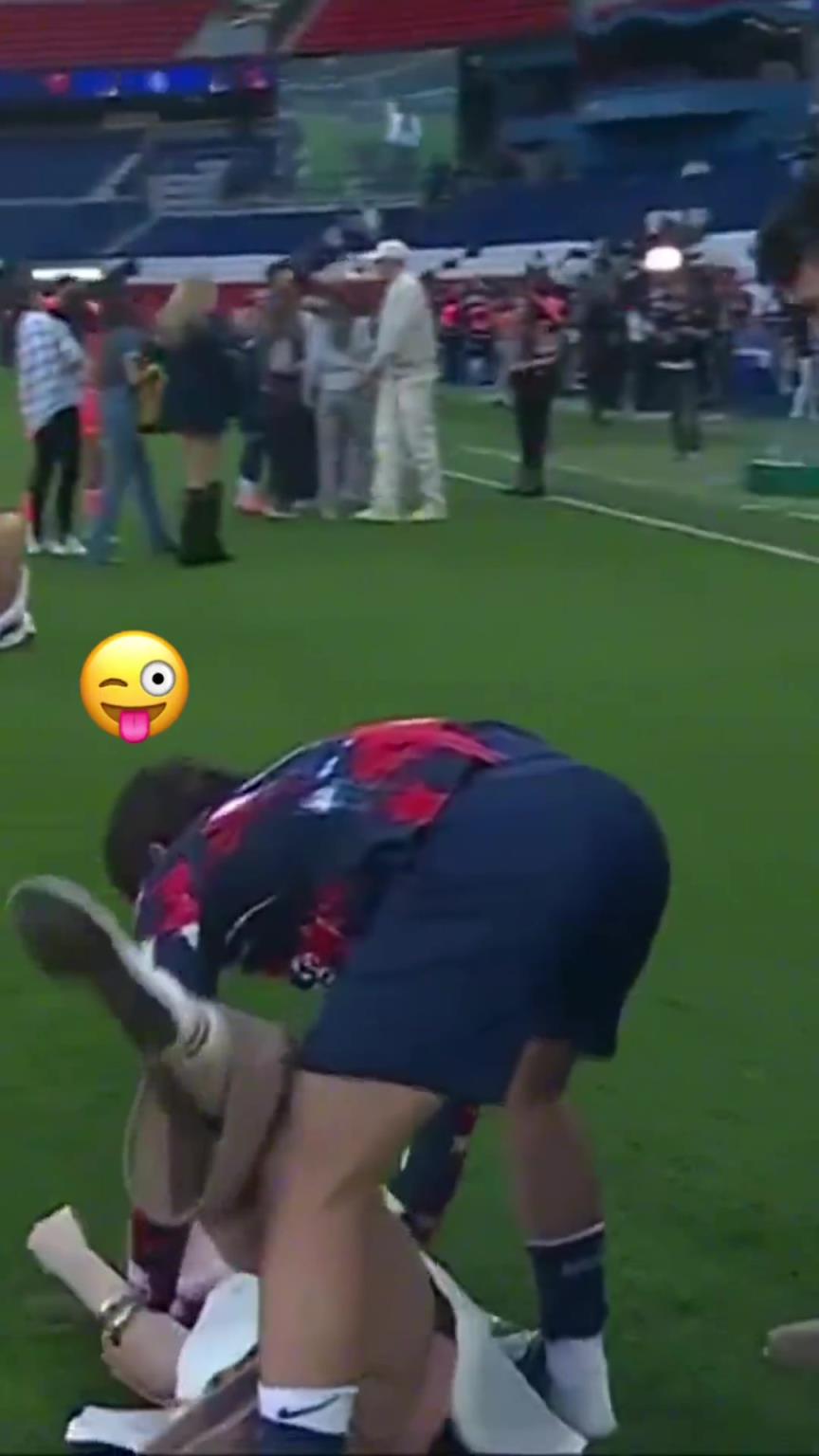 玩這么花！？內(nèi)維斯在家人面前把自己女友按倒在地