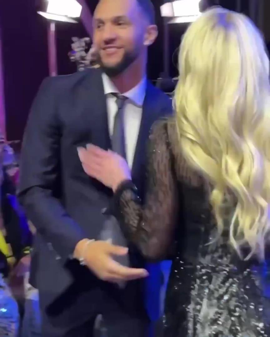 身材姣好！薩格斯的女友海莉被芝加哥天空選中！兩人接吻慶祝