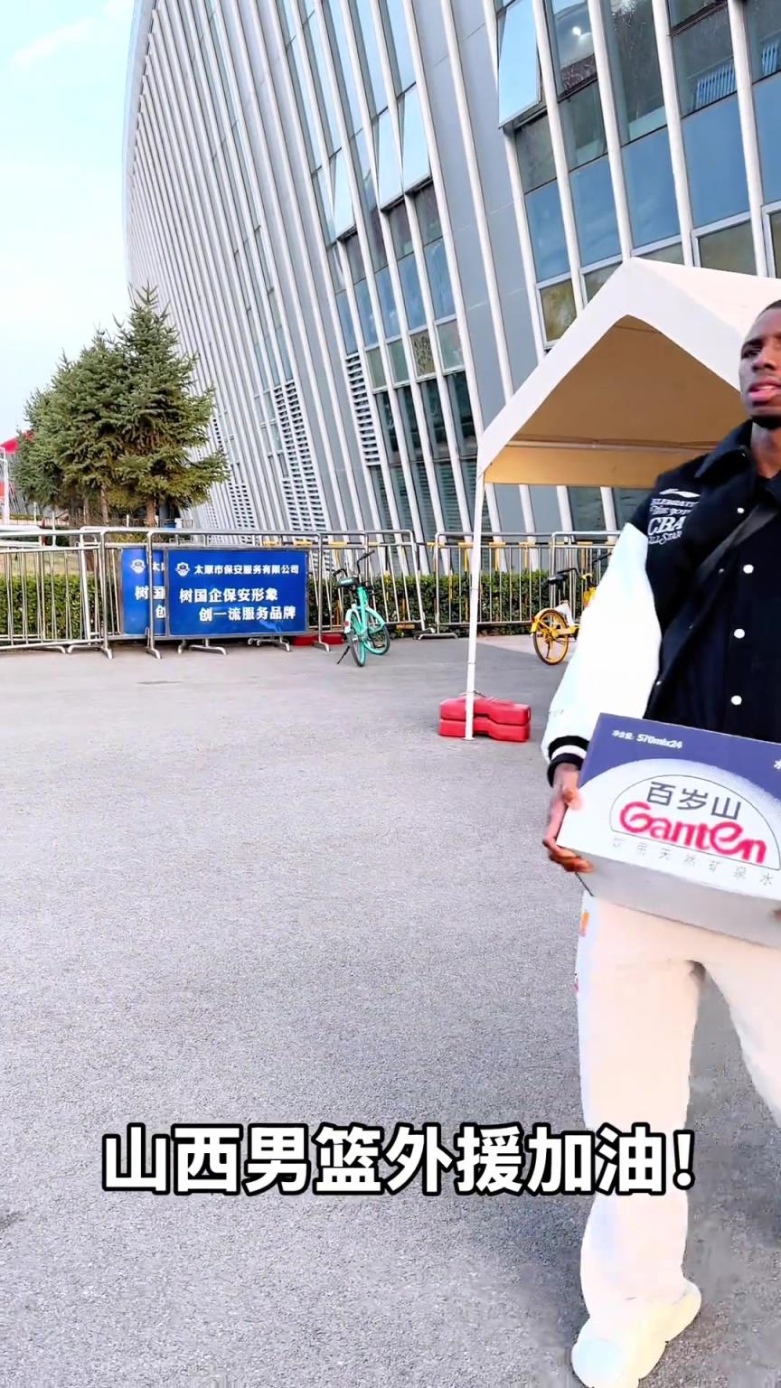 不是！你們山西外援合同還包括搬水的？