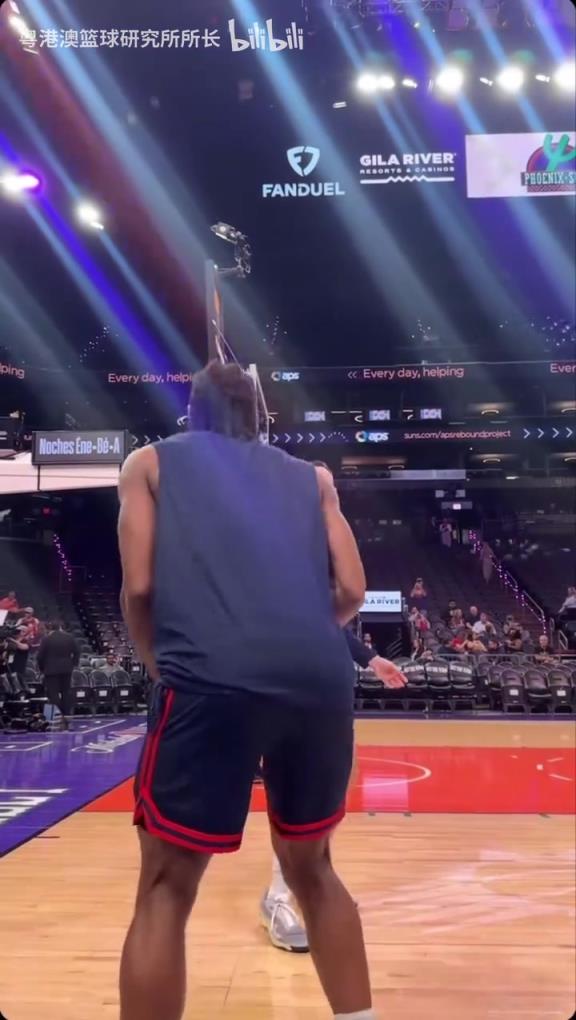 機器人級別的靜態(tài)身體！近距離看小卡的賽前熱身！