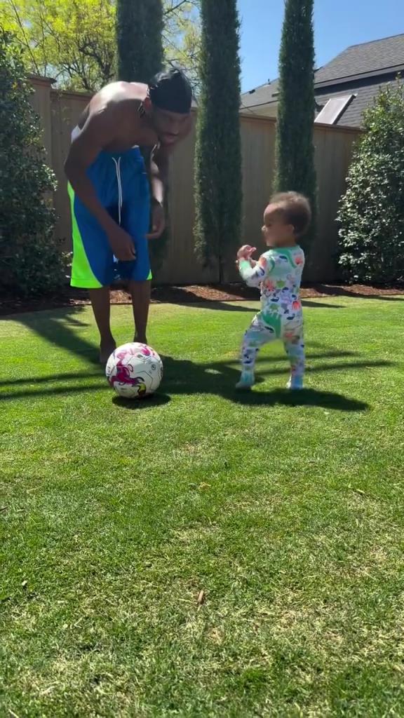 足球要從娃娃抓起！SGA帶娃踢足球，小孩摔倒時鼓掌“嘲笑”！